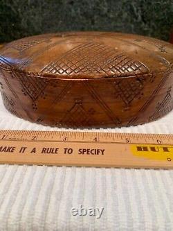 Oval bent wood hand carved box early mid 19th century (Norwegian)