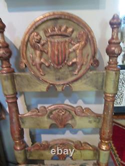 8 chaises coloniales espagnoles sculptées et dorées du début du XIXe siècle provenant d'Espagne