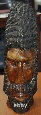 Artisanat populaire du début du XXe siècle : Buste masculin sculpté à la main en bois avec des traits primitifs et bruts