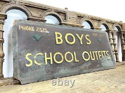 Au début du 20ème siècle, tenues scolaires de garçons peintes sur panneau