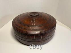 Boîte en bois incrustée de cuivre rare du début du XXe siècle du bouddhisme tibétain de 12 pouces de diamètre