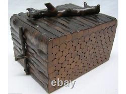 Boîte en bois sculpté à la main, du début du XXe siècle, forme inhabituelle