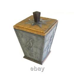 Boîte en étain Art Déco rare avec un perroquet artistique antique français original de 1930