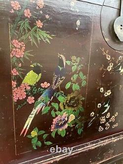 Coffre et malle chinois antique du début du XIXe siècle avec des oiseaux et des fleurs peints à la main.