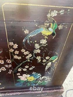 Coffre et malle chinois antique du début du XIXe siècle avec des oiseaux et des fleurs peints à la main.