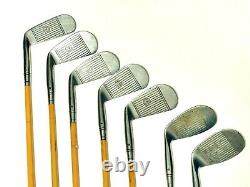 Ensemble de clubs de golf St. Clair assortis du début du siècle, post 1924, en imitation bois et sac de mashie