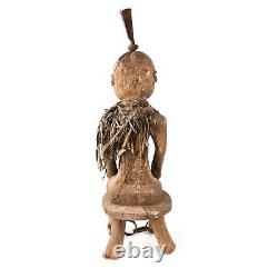 Figure de bois du début du 20ème siècle, Nigeria, représentant un fétiche Fon assis