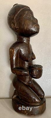 Figure féminine du sanctuaire Kongo Yombe du début du 20e siècle en Afrique Bakongo Congo Angola