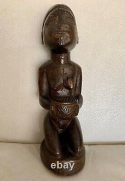 Figure féminine du sanctuaire Kongo Yombe du début du 20e siècle en Afrique Bakongo Congo Angola