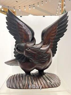 Fin du XIXe début du XXe siècle Aigle chauve en bois sculpté à la main par les autochtones du Nord-Ouest AAFA