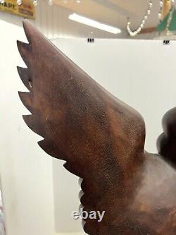 Fin du XIXe début du XXe siècle Aigle chauve en bois sculpté à la main par les autochtones du Nord-Ouest AAFA