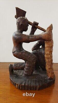 Homme allemand du début du 20e siècle coupant un arbre / sculpture sur bois de femme de la Forêt-Noire