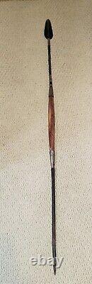 Lance africaine du début du 20ème siècle avec lame en métal et pointe en métal avec un manche en bois