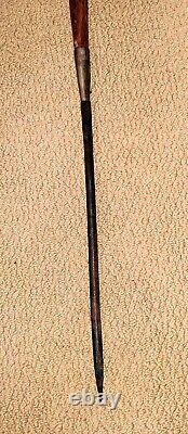 Lance africaine du début du 20ème siècle avec lame en métal et pointe en métal avec un manche en bois