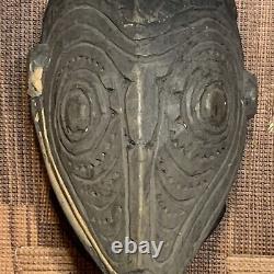 Masque d'esprit en bois sculpté du Sepik en Papouasie-Nouvelle-Guinée du début du XXe siècle.
