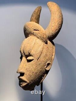 Masque en bois élégant africain Urhobo, début XXe siècle, 35 cm, bon état