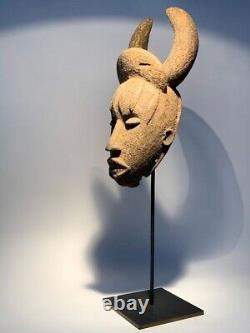 Masque en bois élégant africain Urhobo, début XXe siècle, 35 cm, bon état