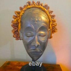 Masque tribal africain Chokwe Pwo. Masque Chokwe, début du 20ème siècle. Bois, fibres