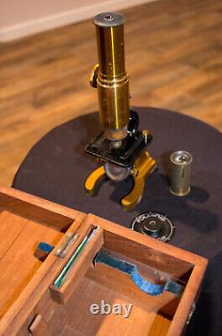 Microscope en laiton antique avec boîte en bois de mahogany d'origine du début du XXe siècle