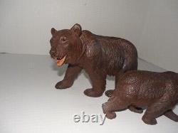 Paire d'ours sculptés suisses du début du 20ème siècle, signés 9,5 et 7.