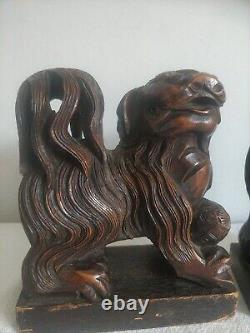 Paire de chiens de garde en bois sculpté chinois antique du début du XIXe siècle de Fu Foo