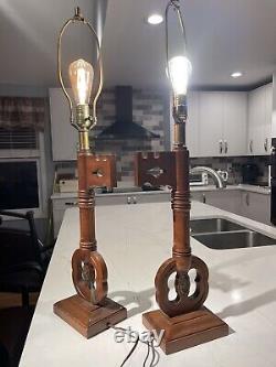 Paire de lampes de table en bois des années 1950 de la ville de Tell City, style américain du début du siècle moyen en Indiana.