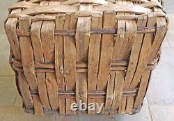 Panier de ferme en bois tressé primitif ancien avec couvercle. Début du 20ème siècle.