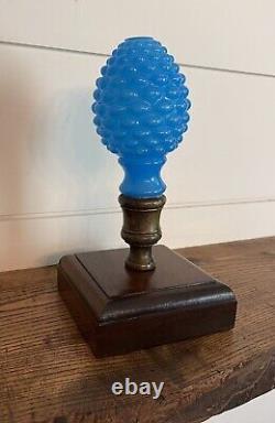 Poteau/Final de rampe en verre opaline bleu français du début du XIXe siècle sur socle en bois