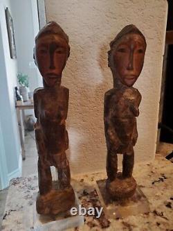 Rare paire de figures fétiches africaines en bois sculpté du début du 20ème siècle.