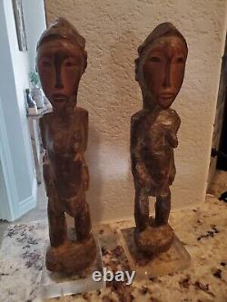 Rare paire de figures fétiches africaines en bois sculpté du début du 20ème siècle.