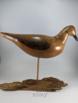 Sculpture d'art populaire d'oiseau de style du début du siècle, sculpté à la main, sur une base en bois flotté signée