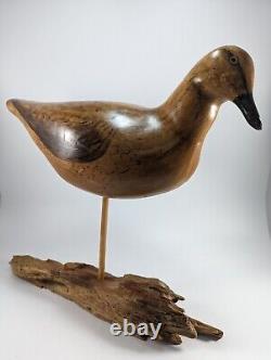 Sculpture d'art populaire d'oiseau de style du début du siècle, sculpté à la main, sur une base en bois flotté signée