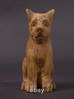 Sculpture en bois expressive d'un chien assis anonyme du début du 20e siècle