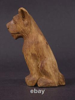 Sculpture en bois expressive d'un chien assis anonyme du début du 20e siècle