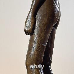 Sculpture en bois sculpté à la main d'art populaire du début du 20e siècle représentant un homme avec une hache sur un socle