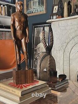 Sculpture en bois sculpté à la main d'art populaire du début du 20e siècle représentant un homme avec une hache sur un socle