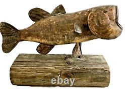 Sculpture primitive en bois sculpté à la main de poisson basse folklorique antique de 12,5 pouces