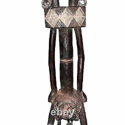 Statue rare de Ngombe H24 pouces 6 pouces de large République Démocratique du Congo Début du 20ème siècle