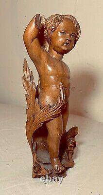 Statue sculpture de putti nu en bois de pommier sculpté à la main du début des années 1800.