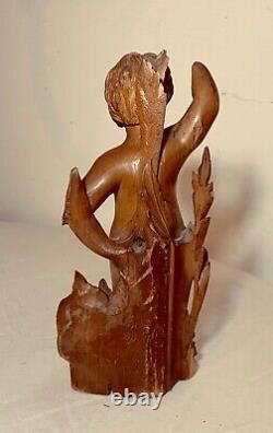 Statue sculpture de putti nu en bois de pommier sculpté à la main du début des années 1800.