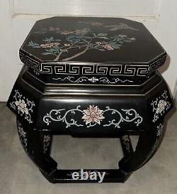 Table d'appoint en laque noire sculptée de style chinois du début du XXe siècle en Asie