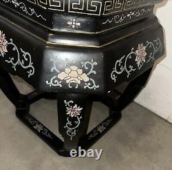 Table d'appoint en laque noire sculptée de style chinois du début du XXe siècle en Asie
