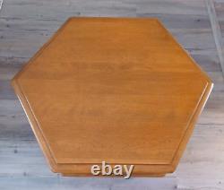 Table d'extrémité hexagonale sur piédestal Ethan Allen Heirloom en érable muscade style Américain ancien