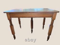 Table de salle à manger en pin avec 5ème pied et roulettes du début du 20ème siècle (36L x 42W x 30H)