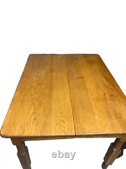 Table de salle à manger en pin avec 5ème pied et roulettes du début du 20ème siècle (36L x 42W x 30H)