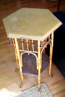 Table en bambou et rotin de style victorien à deux niveaux du début du XXe siècle avec motifs de bâtons et de balles.