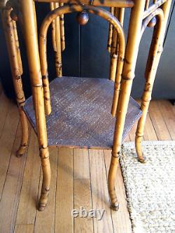 Table en bambou et rotin de style victorien à deux niveaux du début du XXe siècle avec motifs de bâtons et de balles.