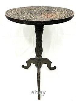 Table trépied finement détaillée, sculptée à la main au début du XIXe siècle