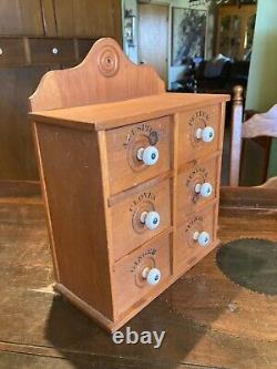 Un joli cabinet à épices américain du début du XXe siècle avec 6 tiroirs.