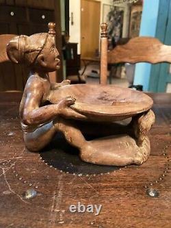 Un très beau cendrier en bois sculpté africain du début du XXe siècle